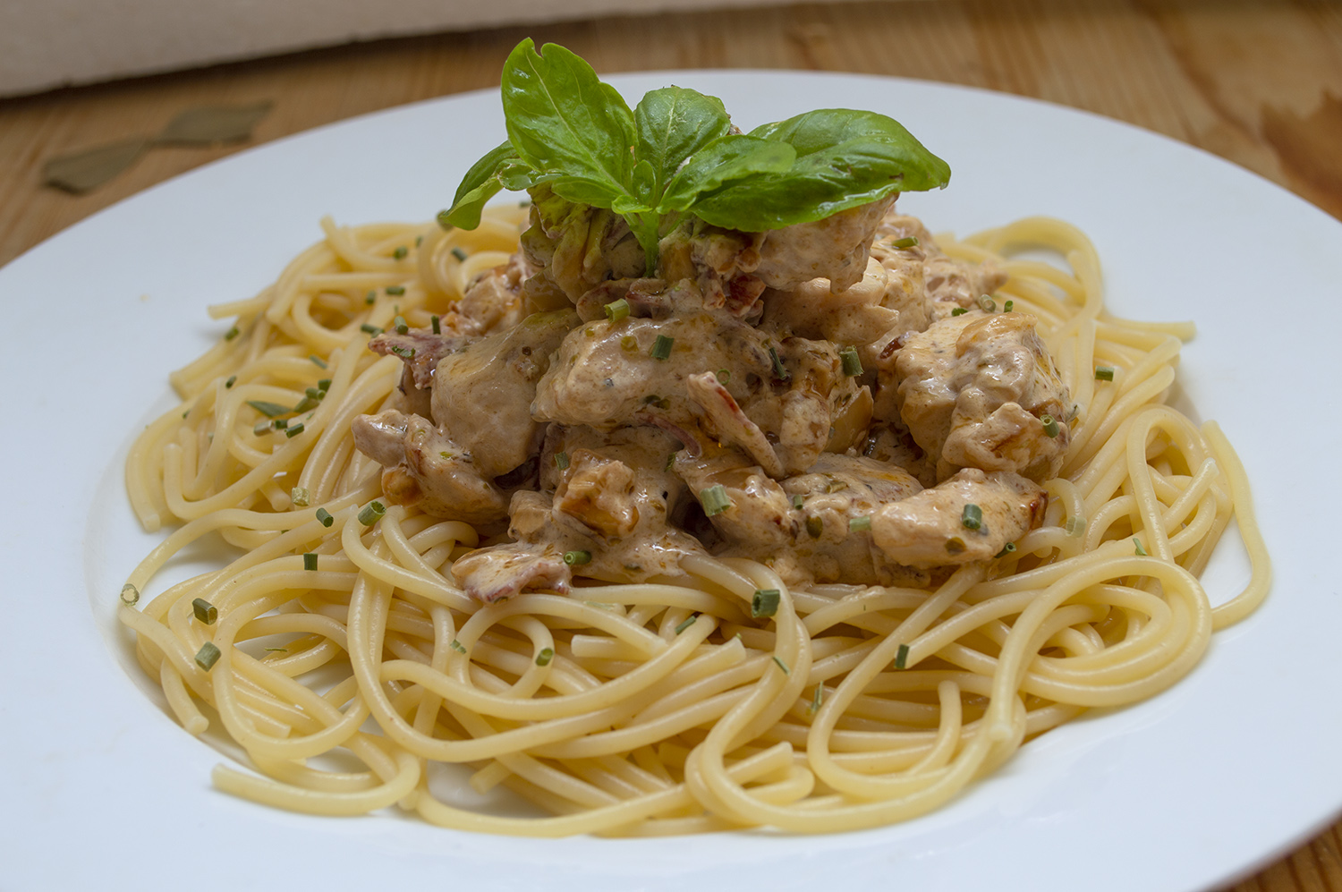 Spaghetti med kylling, pepperoni og Crème Frâiche - Ungkarskokken